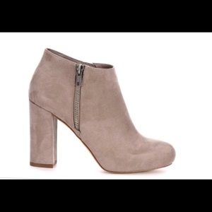 New barely used Steve Madden taupe ankle boot!